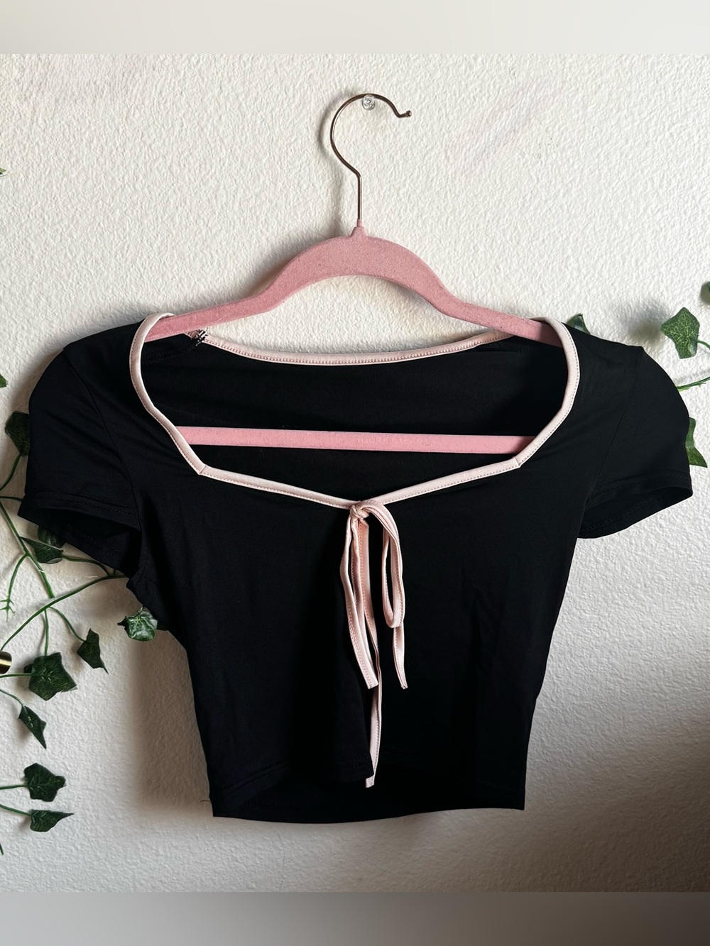 Black Short Sleeve Tie-Front Crop Top with Pink Trim